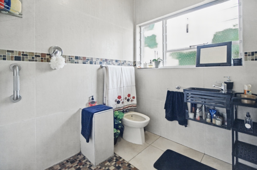 7 Bedroom Property for Sale in Blue Hills Gauteng