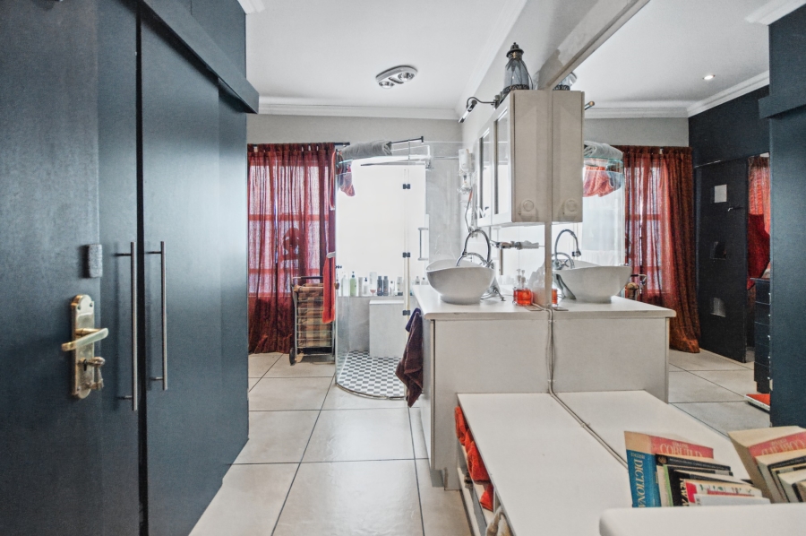 7 Bedroom Property for Sale in Blue Hills Gauteng
