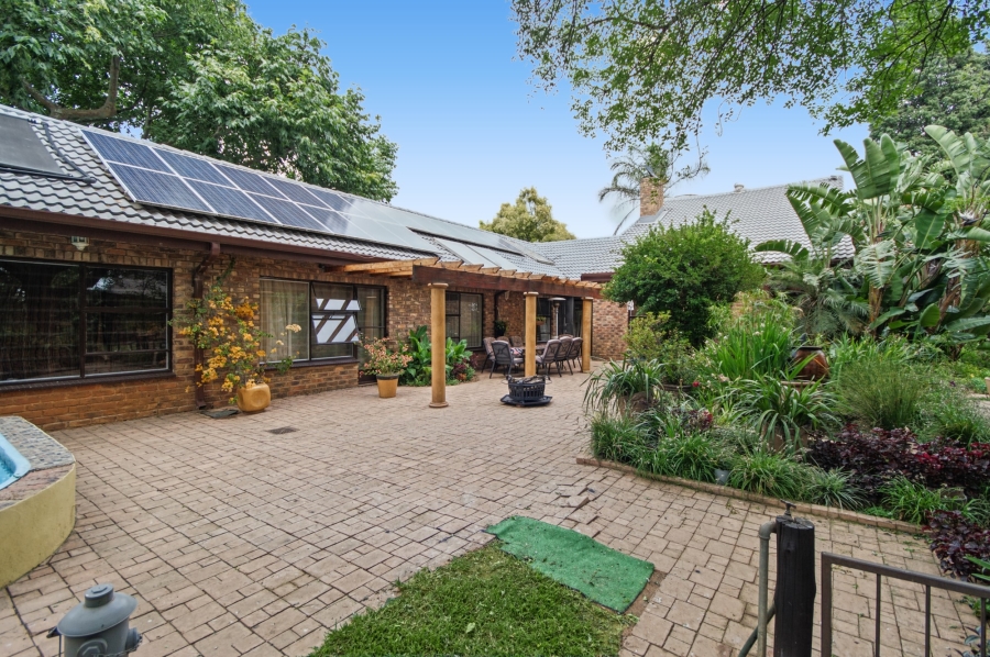 7 Bedroom Property for Sale in Blue Hills Gauteng