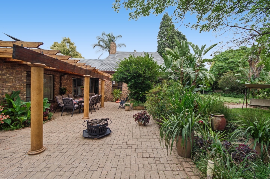 7 Bedroom Property for Sale in Blue Hills Gauteng
