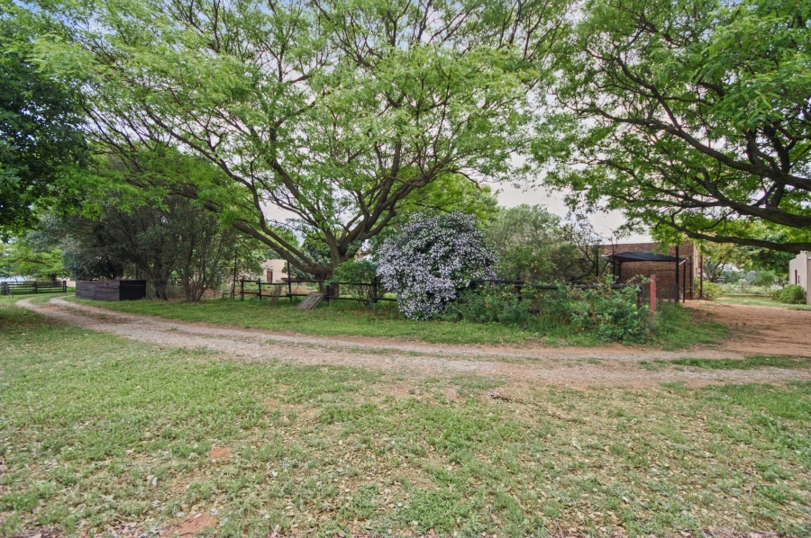 7 Bedroom Property for Sale in Blue Hills Gauteng