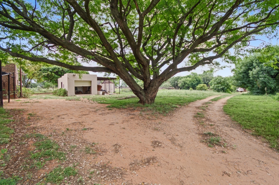 7 Bedroom Property for Sale in Blue Hills Gauteng