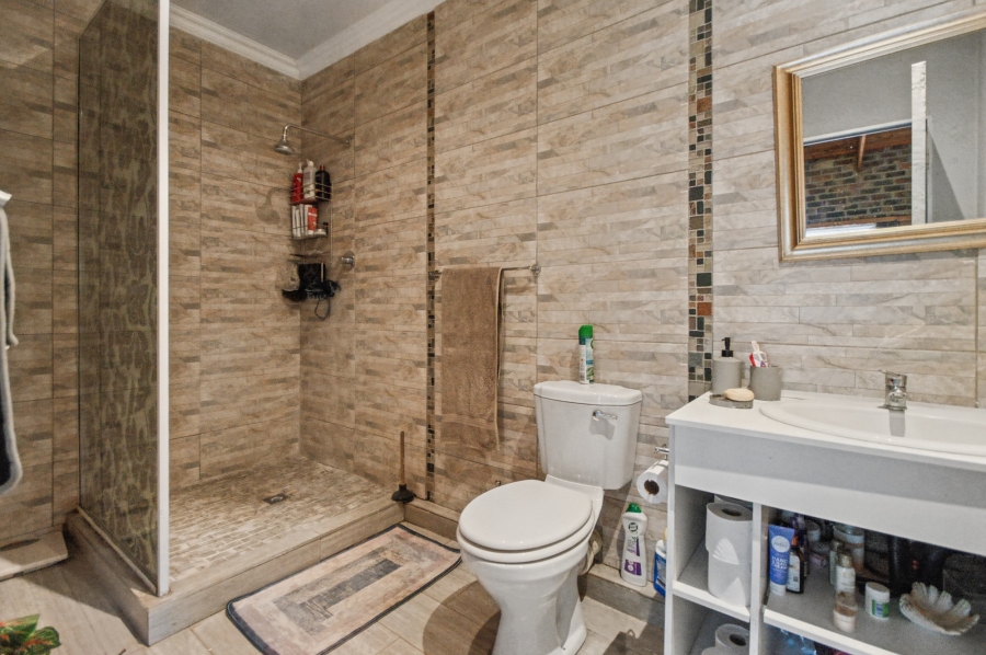7 Bedroom Property for Sale in Blue Hills Gauteng