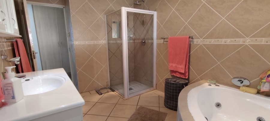 5 Bedroom Property for Sale in Elandsfontein Gauteng