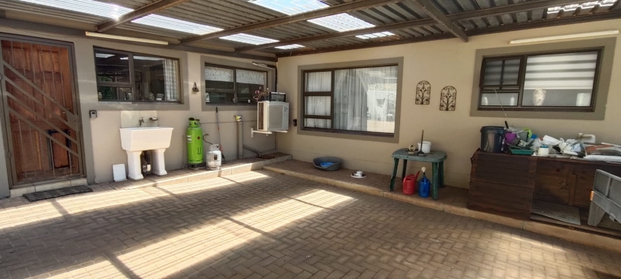 5 Bedroom Property for Sale in Elandsfontein Gauteng