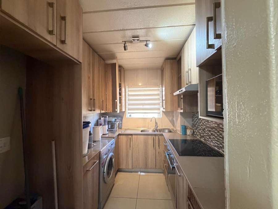 To Let 2 Bedroom Property for Rent in Vorna Valley Gauteng