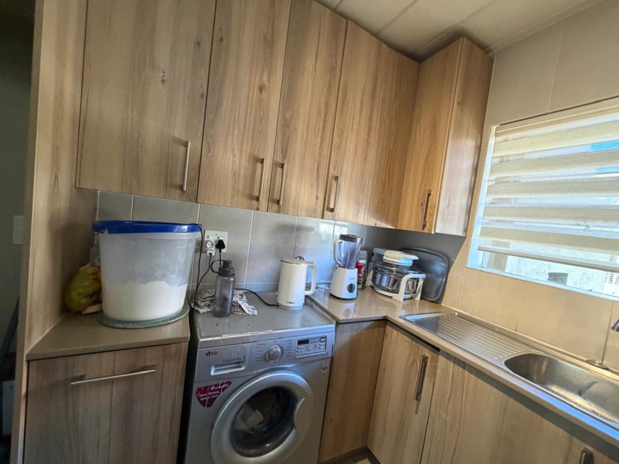 To Let 2 Bedroom Property for Rent in Vorna Valley Gauteng