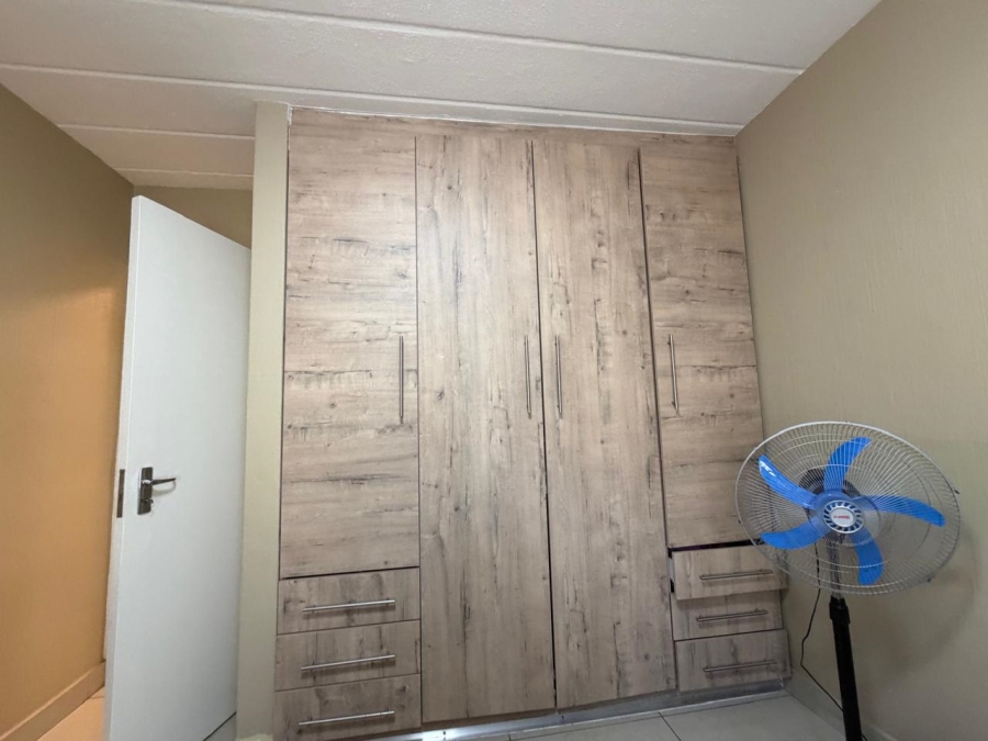To Let 2 Bedroom Property for Rent in Vorna Valley Gauteng