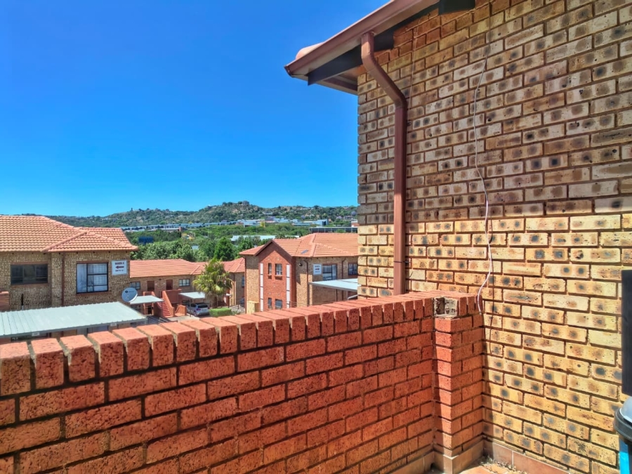 To Let 2 Bedroom Property for Rent in Weltevreden Park Gauteng