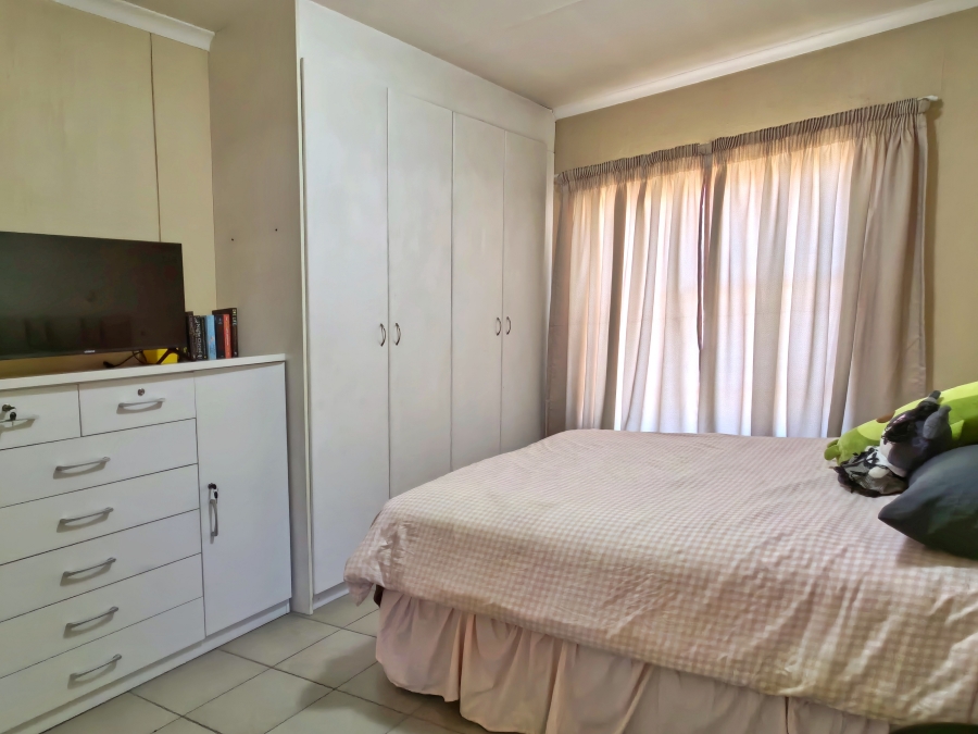 To Let 2 Bedroom Property for Rent in Weltevreden Park Gauteng