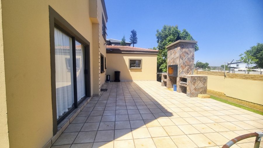4 Bedroom Property for Sale in Crescent Wood Country Estate Gauteng