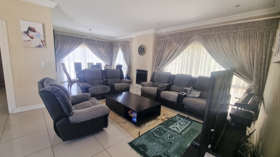 4 Bedroom Property for Sale in Crescent Wood Country Estate Gauteng