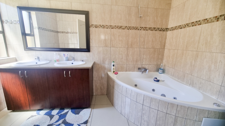 4 Bedroom Property for Sale in Crescent Wood Country Estate Gauteng