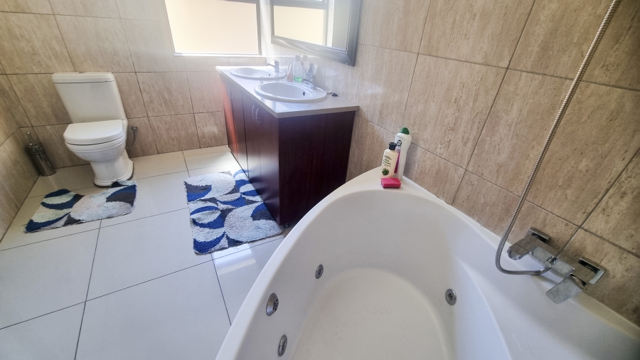 4 Bedroom Property for Sale in Crescent Wood Country Estate Gauteng