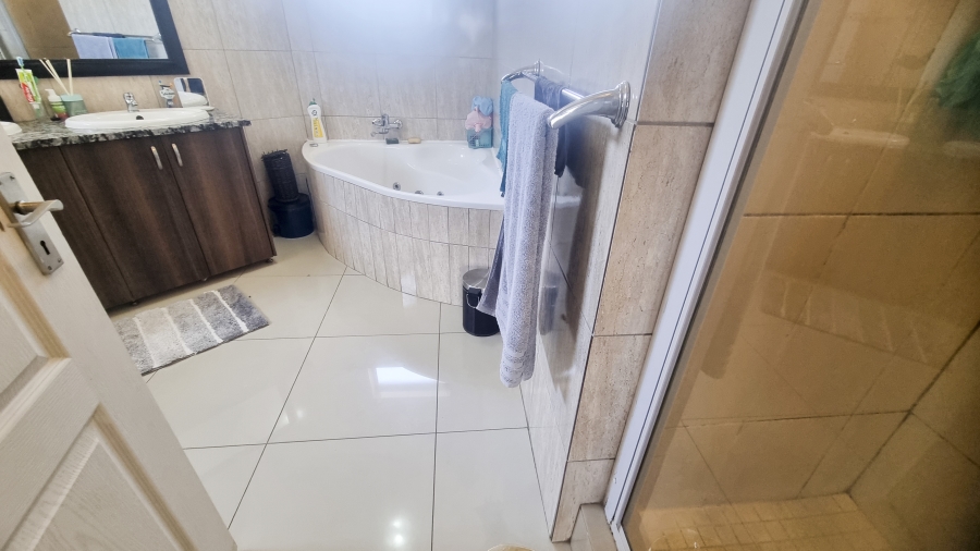 4 Bedroom Property for Sale in Crescent Wood Country Estate Gauteng