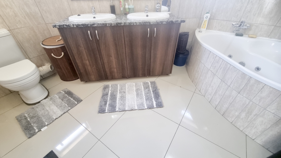 4 Bedroom Property for Sale in Crescent Wood Country Estate Gauteng