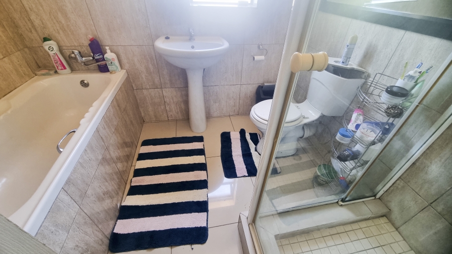 4 Bedroom Property for Sale in Crescent Wood Country Estate Gauteng