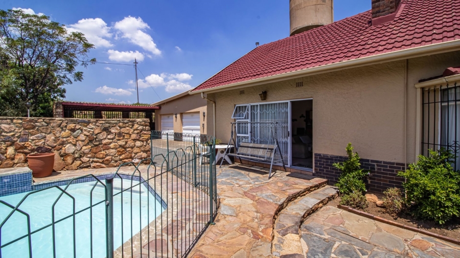 4 Bedroom Property for Sale in Linmeyer Gauteng