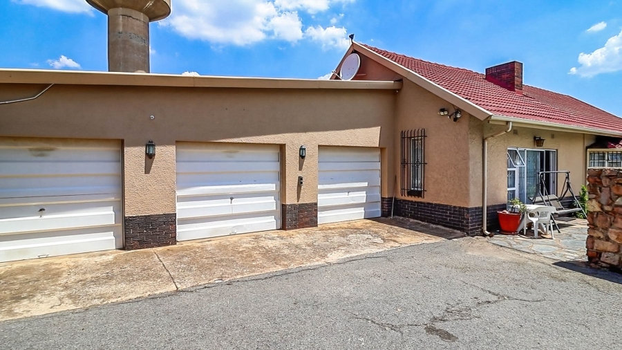 4 Bedroom Property for Sale in Linmeyer Gauteng