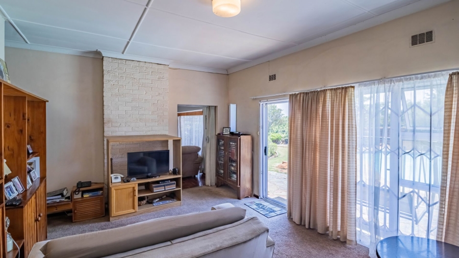 4 Bedroom Property for Sale in Linmeyer Gauteng