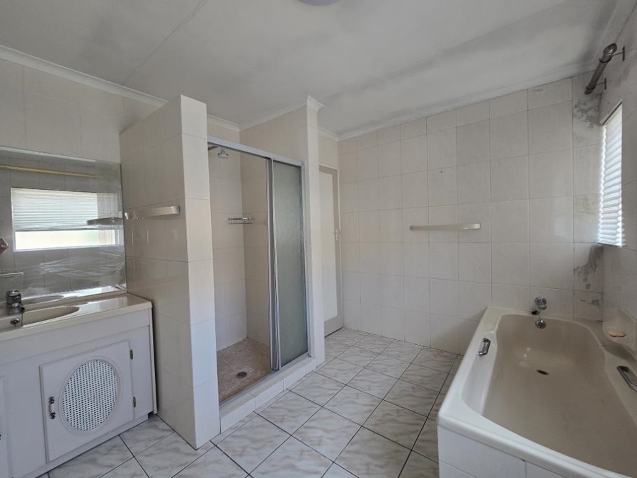 5 Bedroom Property for Sale in New Redruth Gauteng