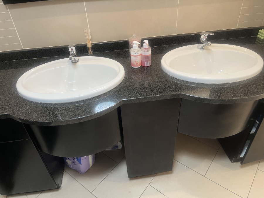 4 Bedroom Property for Sale in Glenvista Gauteng