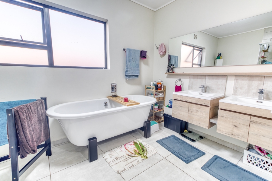 To Let 4 Bedroom Property for Rent in North Riding AH Gauteng