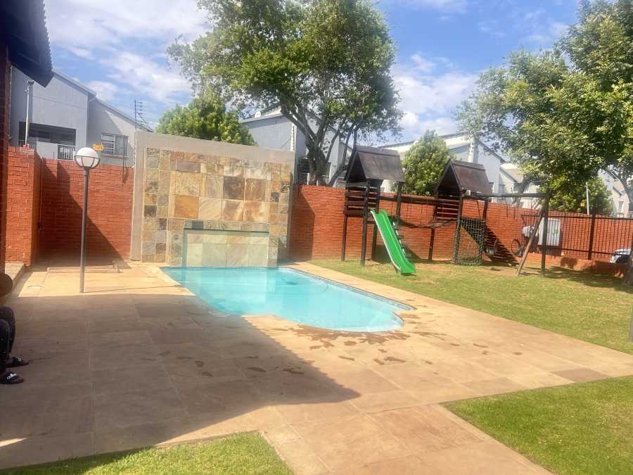 To Let 2 Bedroom Property for Rent in North Riding Gauteng