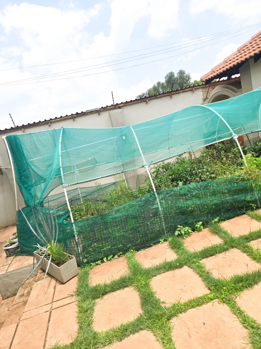 6 Bedroom Property for Sale in Erasmia Gauteng