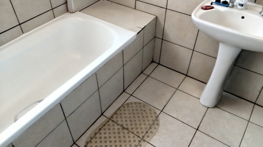 2 Bedroom Property for Sale in Sonneglans Gauteng