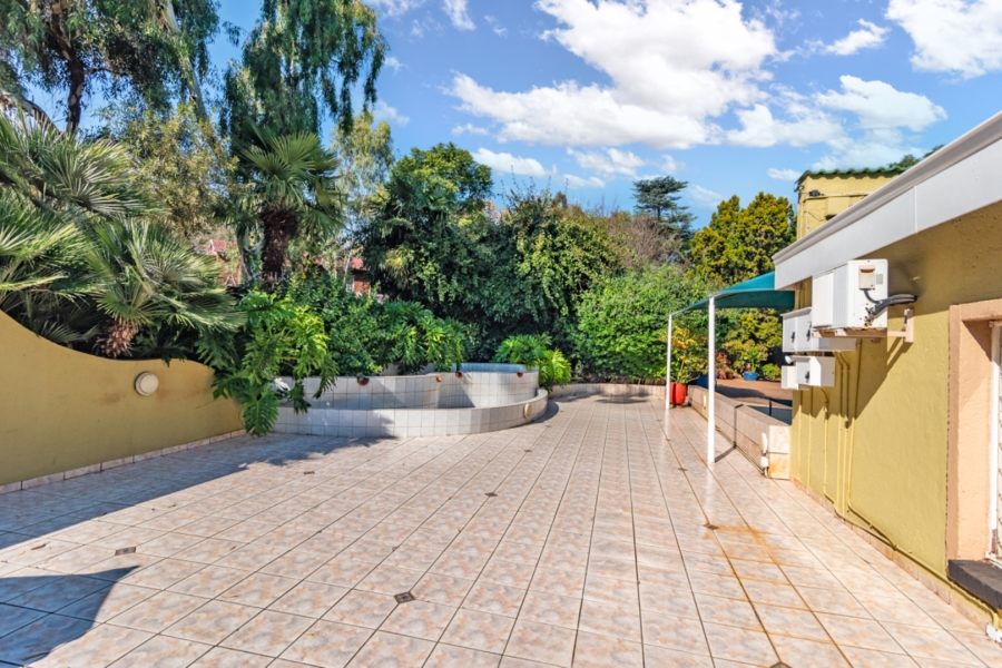 6 Bedroom Property for Sale in Protea Ridge Gauteng