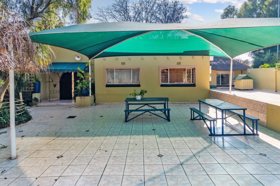 6 Bedroom Property for Sale in Protea Ridge Gauteng
