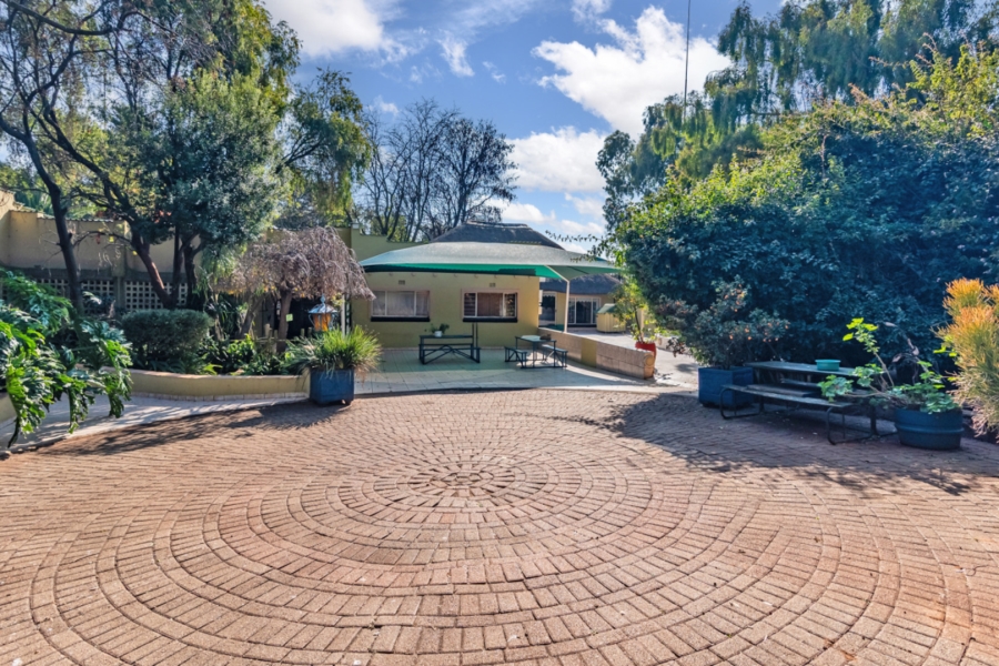 6 Bedroom Property for Sale in Protea Ridge Gauteng