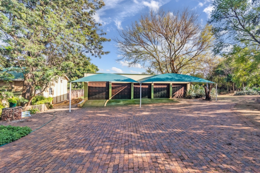 6 Bedroom Property for Sale in Protea Ridge Gauteng