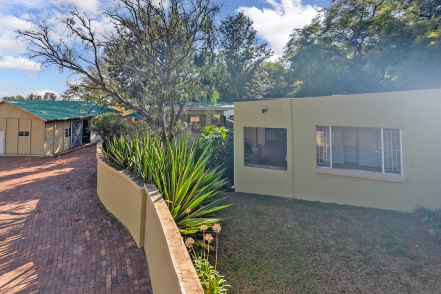 6 Bedroom Property for Sale in Protea Ridge Gauteng