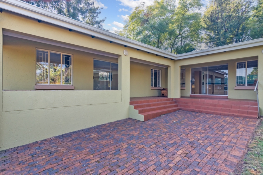 6 Bedroom Property for Sale in Protea Ridge Gauteng