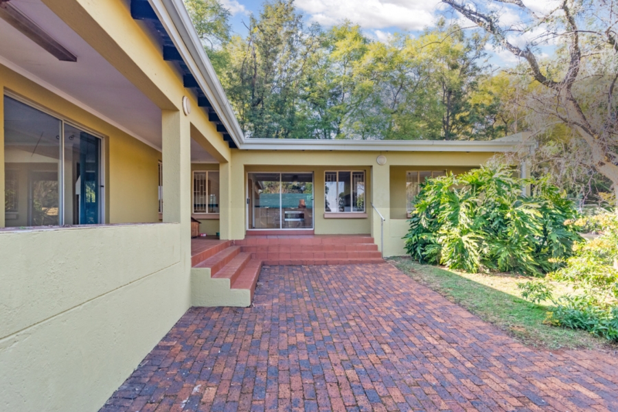 6 Bedroom Property for Sale in Protea Ridge Gauteng