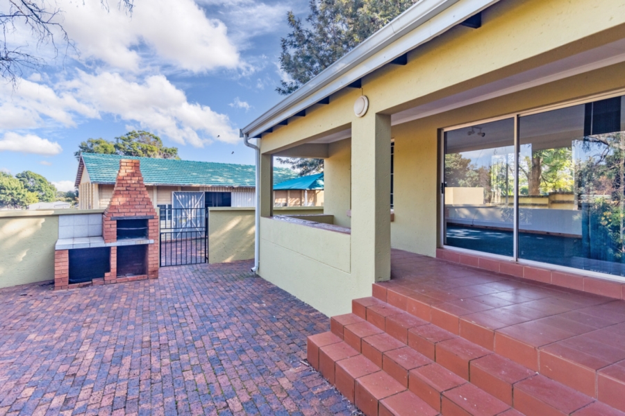 6 Bedroom Property for Sale in Protea Ridge Gauteng