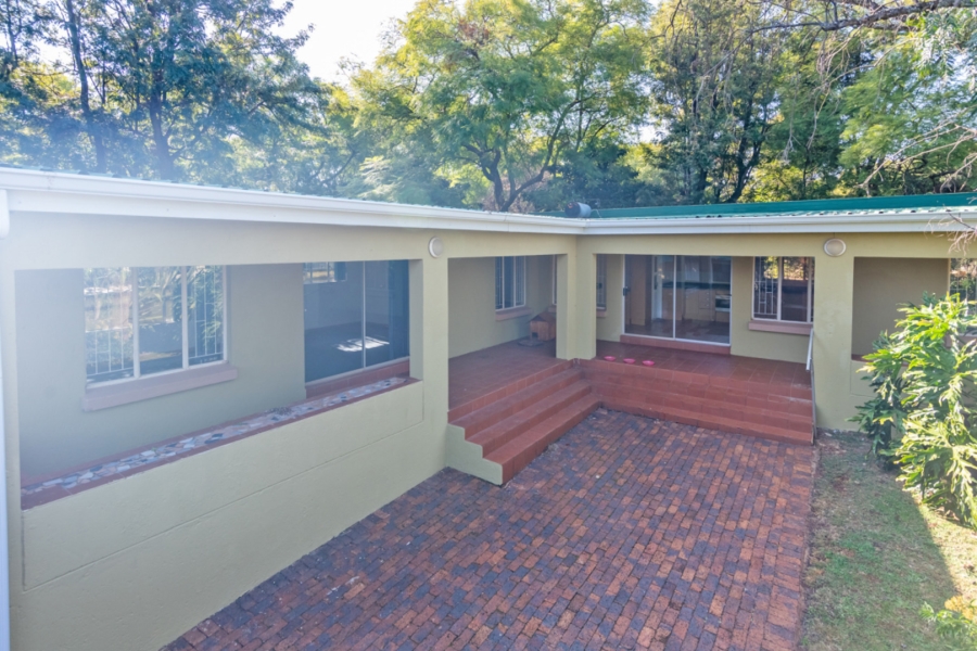 6 Bedroom Property for Sale in Protea Ridge Gauteng
