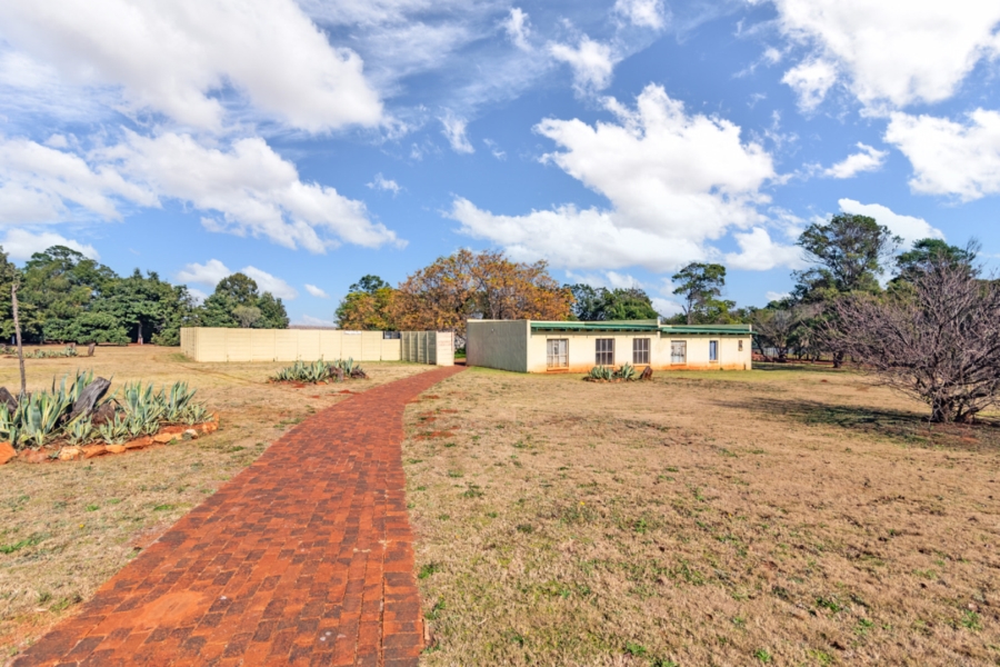 6 Bedroom Property for Sale in Protea Ridge Gauteng