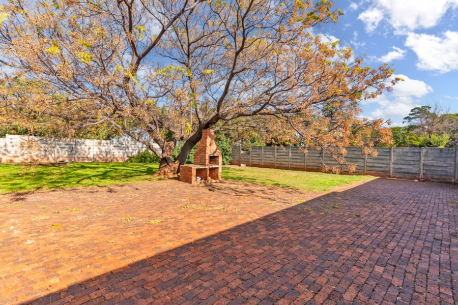 6 Bedroom Property for Sale in Protea Ridge Gauteng