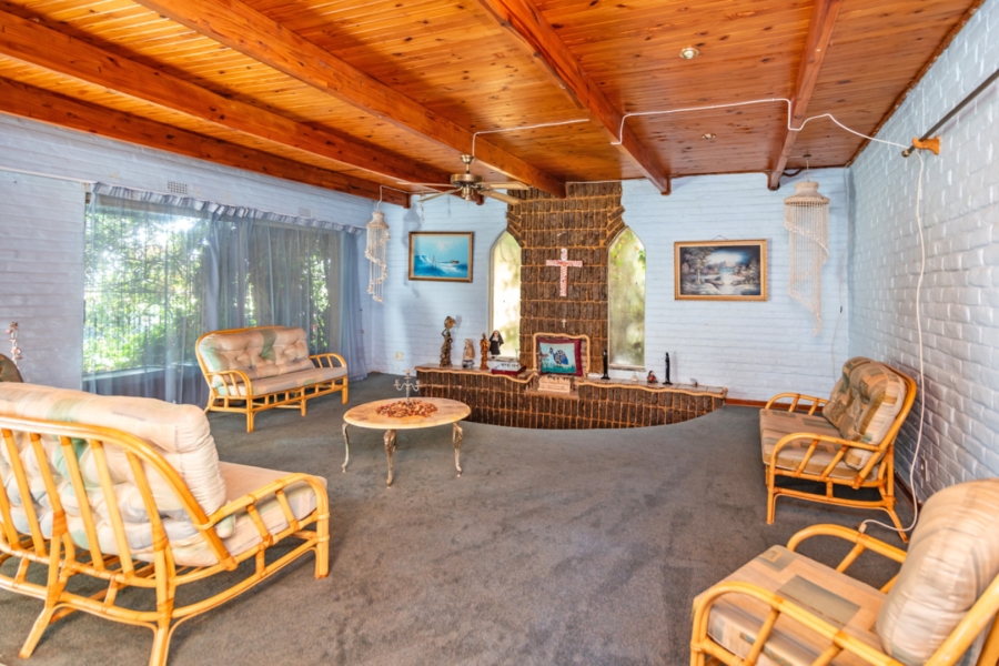 6 Bedroom Property for Sale in Protea Ridge Gauteng