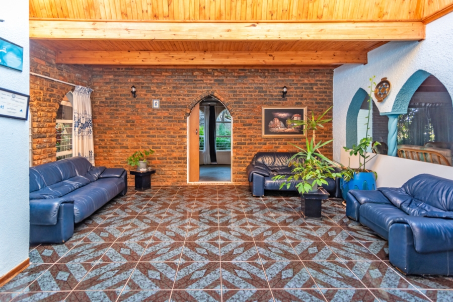 6 Bedroom Property for Sale in Protea Ridge Gauteng