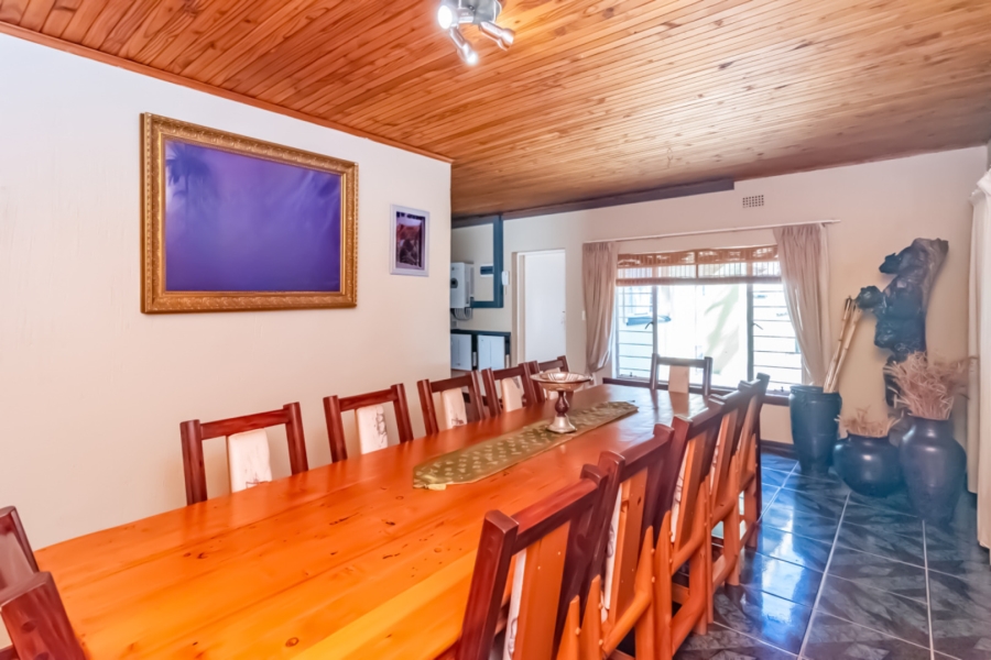 6 Bedroom Property for Sale in Protea Ridge Gauteng