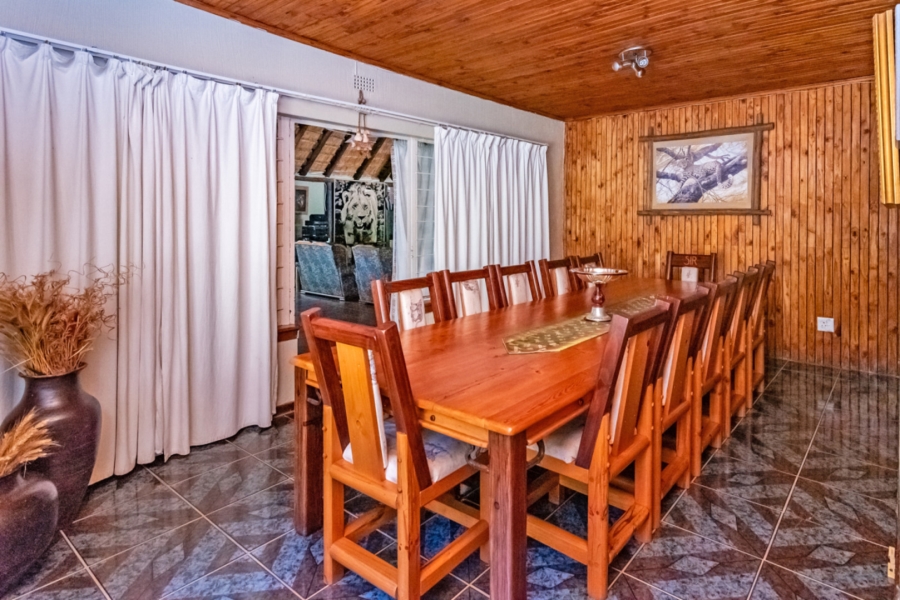 6 Bedroom Property for Sale in Protea Ridge Gauteng