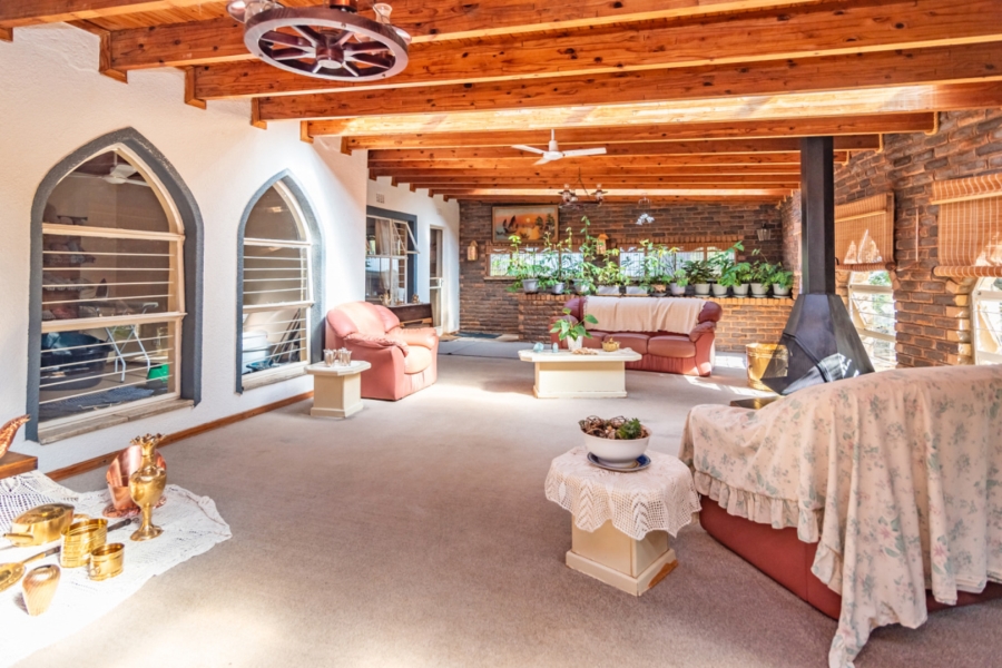 6 Bedroom Property for Sale in Protea Ridge Gauteng