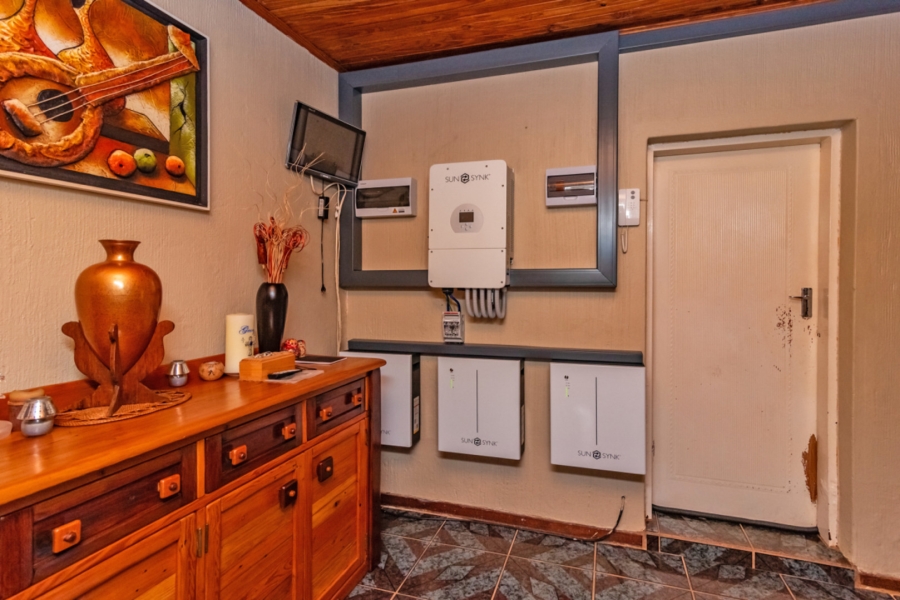 6 Bedroom Property for Sale in Protea Ridge Gauteng