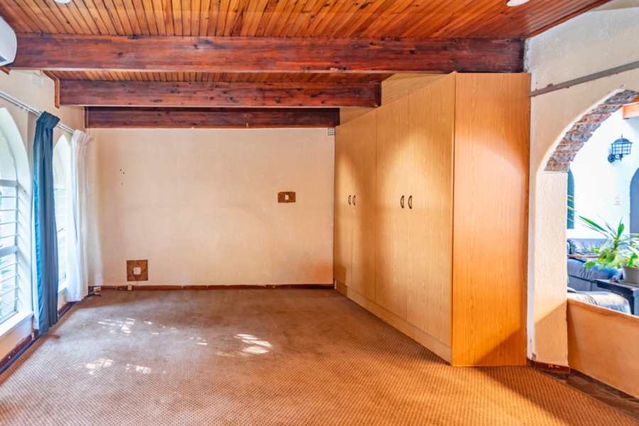 6 Bedroom Property for Sale in Protea Ridge Gauteng