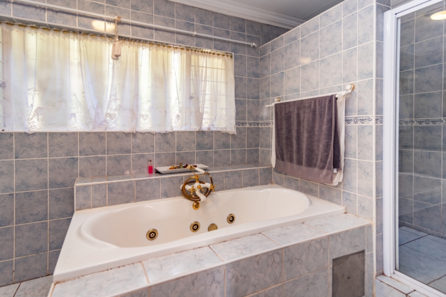 6 Bedroom Property for Sale in Protea Ridge Gauteng