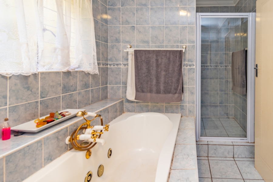 6 Bedroom Property for Sale in Protea Ridge Gauteng